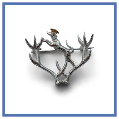 Jagdabzeichen Wappentier Windhund Rehwild Trophäe
